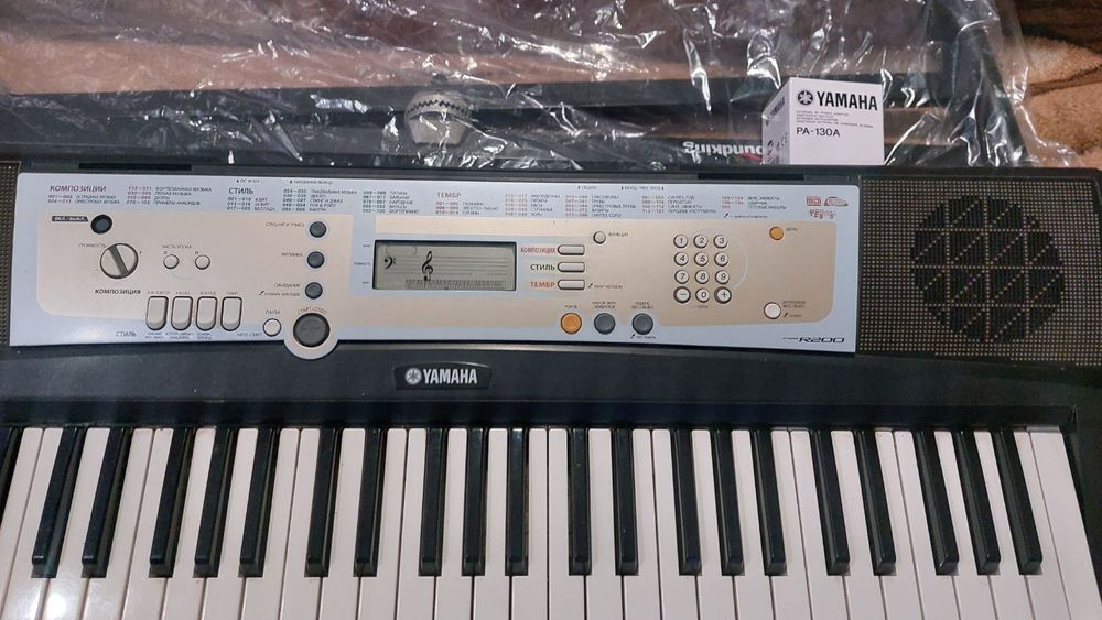 Продам синтезатор Yamaha PSR R200
