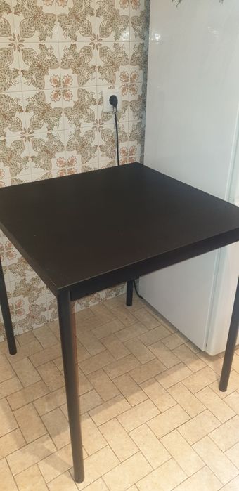 3 Estantes  e  uma mesa