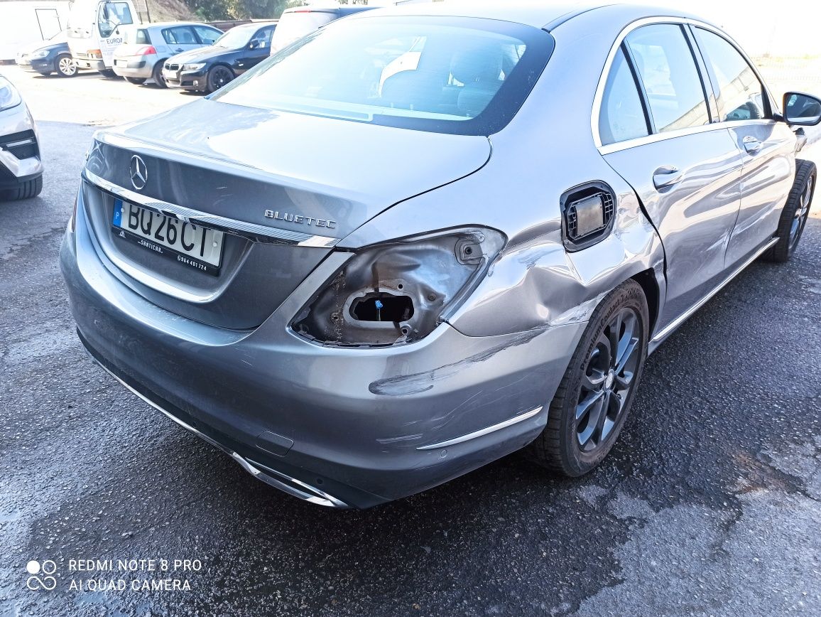 Mercedes C220 com pequeno acidente