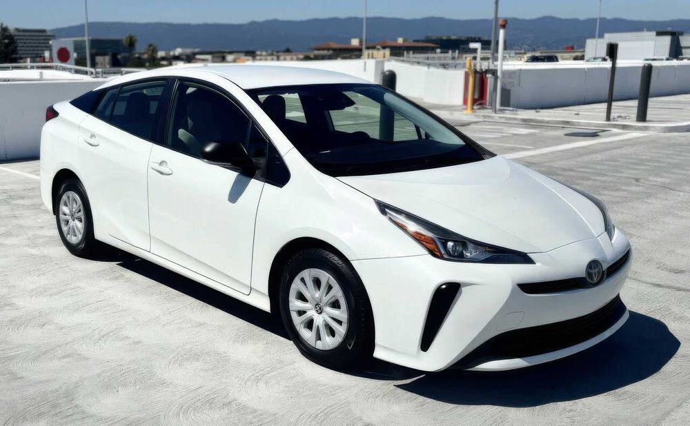 Toyota Prius L Eco      2019
