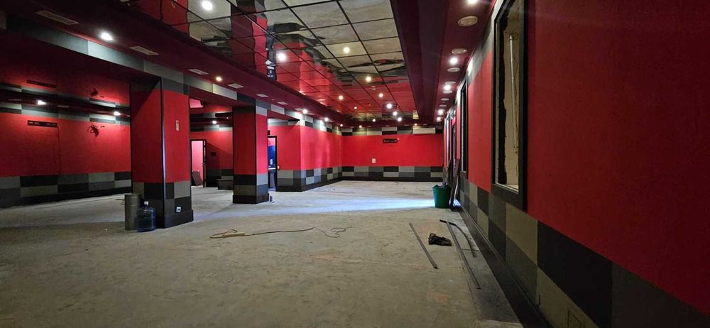 Фасадное большое помещение с широкой витриной и большим торговым залом