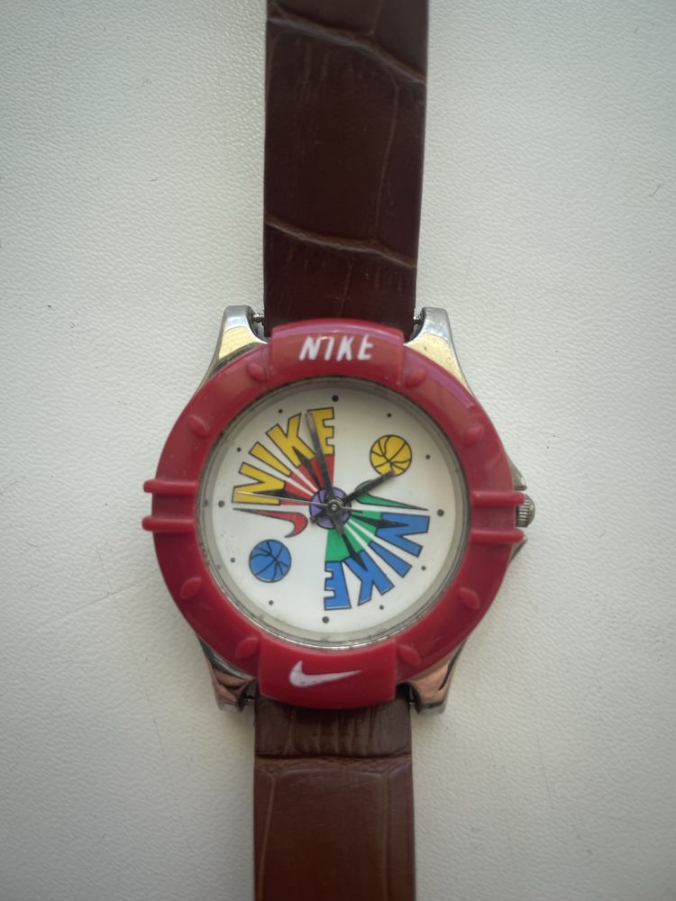 Олдскульний годинник Nike