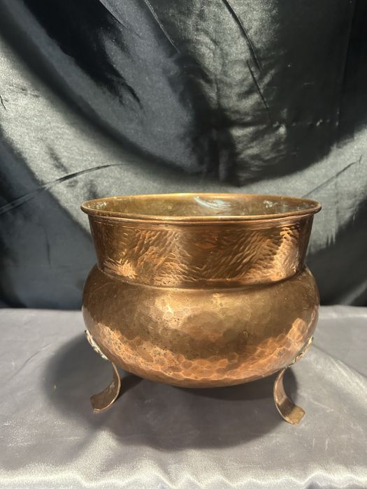 Kwietnik miedziany – ręcznie kuty – na trzech nogach
