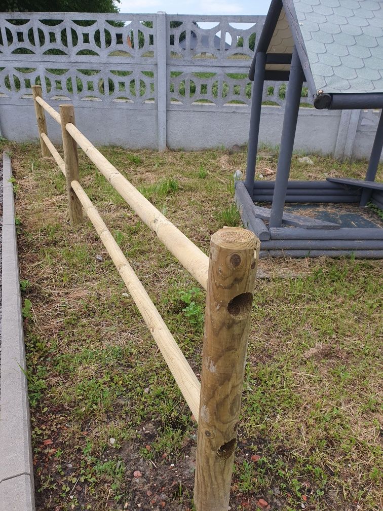 Styl wiejski – ogrodzenie padok,  konie – słupy + przelotki drewniane