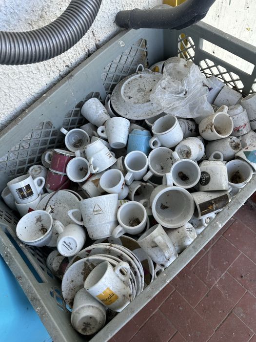 Caixa com chavenas de cafe