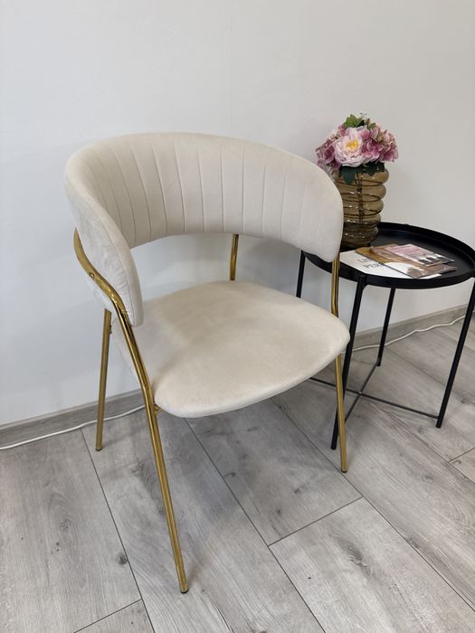 Dwa bezowe welurowe przeszla