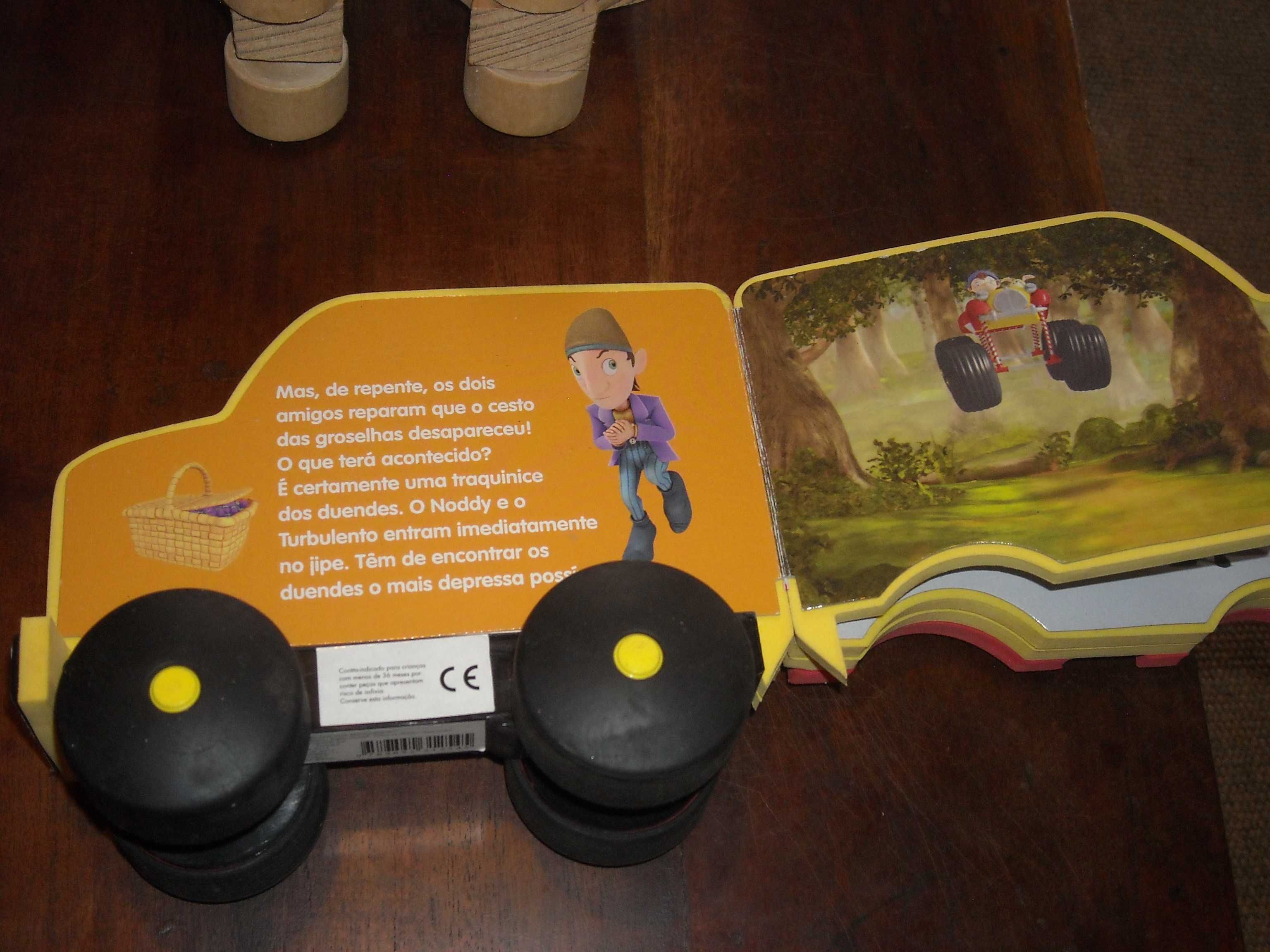 Livro noddy com oferta brinquedo madeira