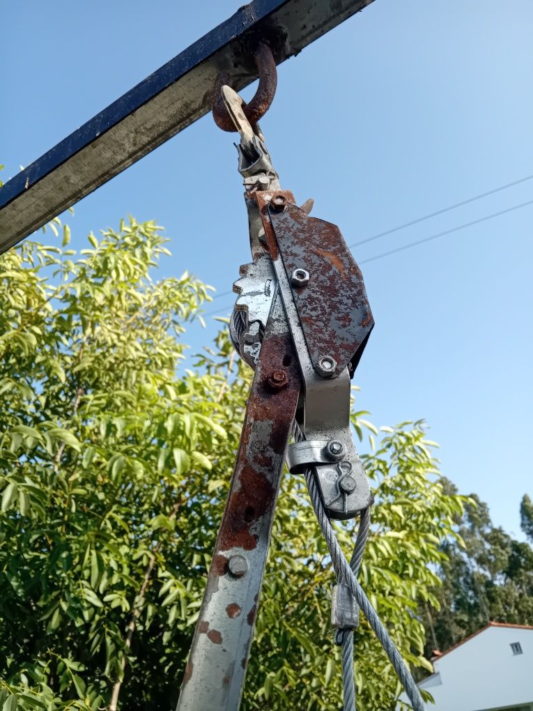 Vendo garibaldy ou guindaste para levantar motores ou outros pesos.
