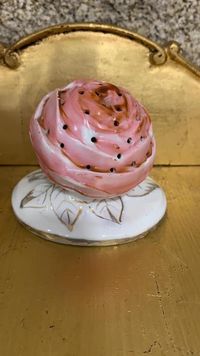 Paliteiro em forma de rosa da Vista Alegre em porcelana moldada e rele