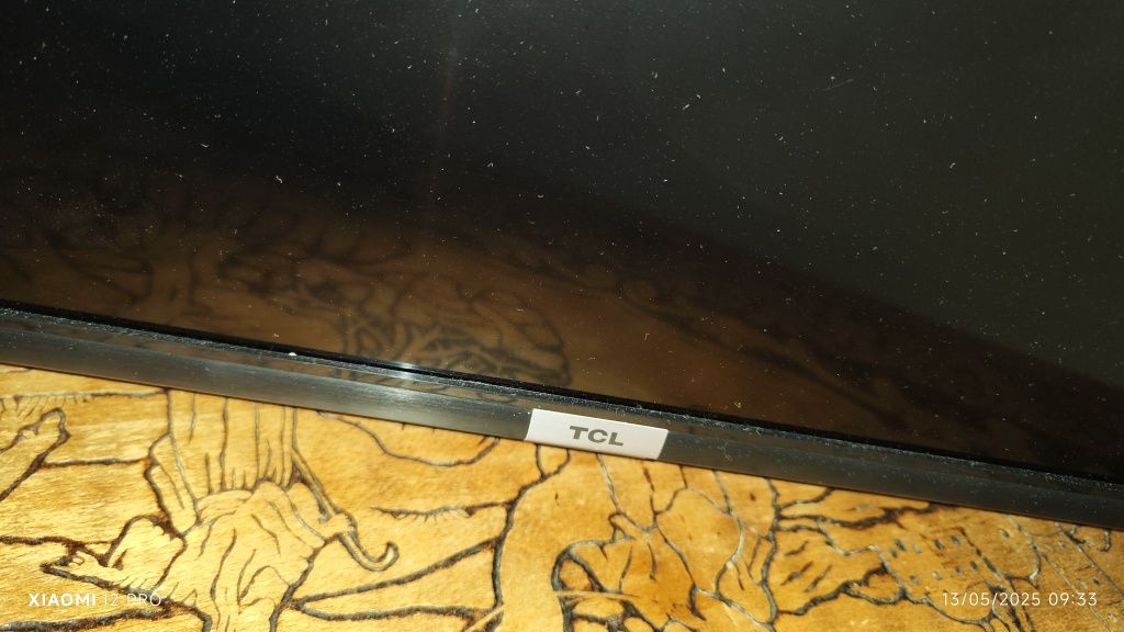 TV TCL 43 com tela partida