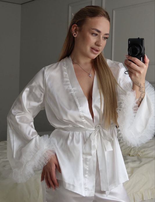 Біла піжама з рюшами