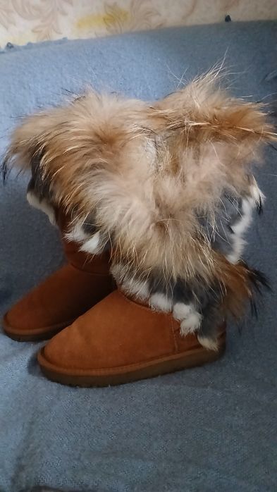 Уггі на ногу 23 см , 23,5 см .