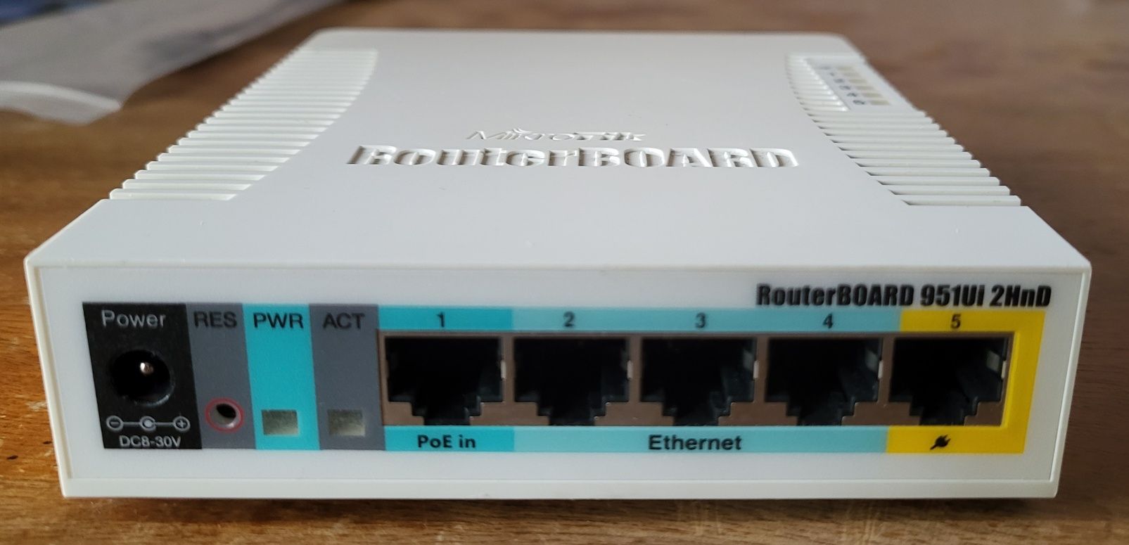 Маршрутизатор роутер MikroTik RB951Ui-2HnD