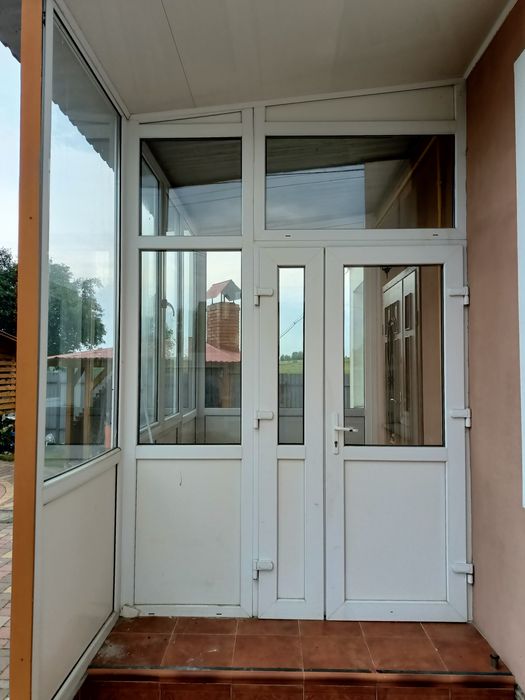 Віконна конструкція на ганок