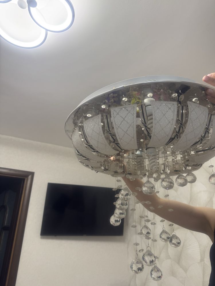 Продам люстру в гарному стані