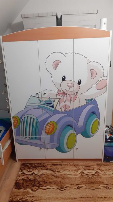 Szafa i łóżko dziecięce z nlepką misia w aucie