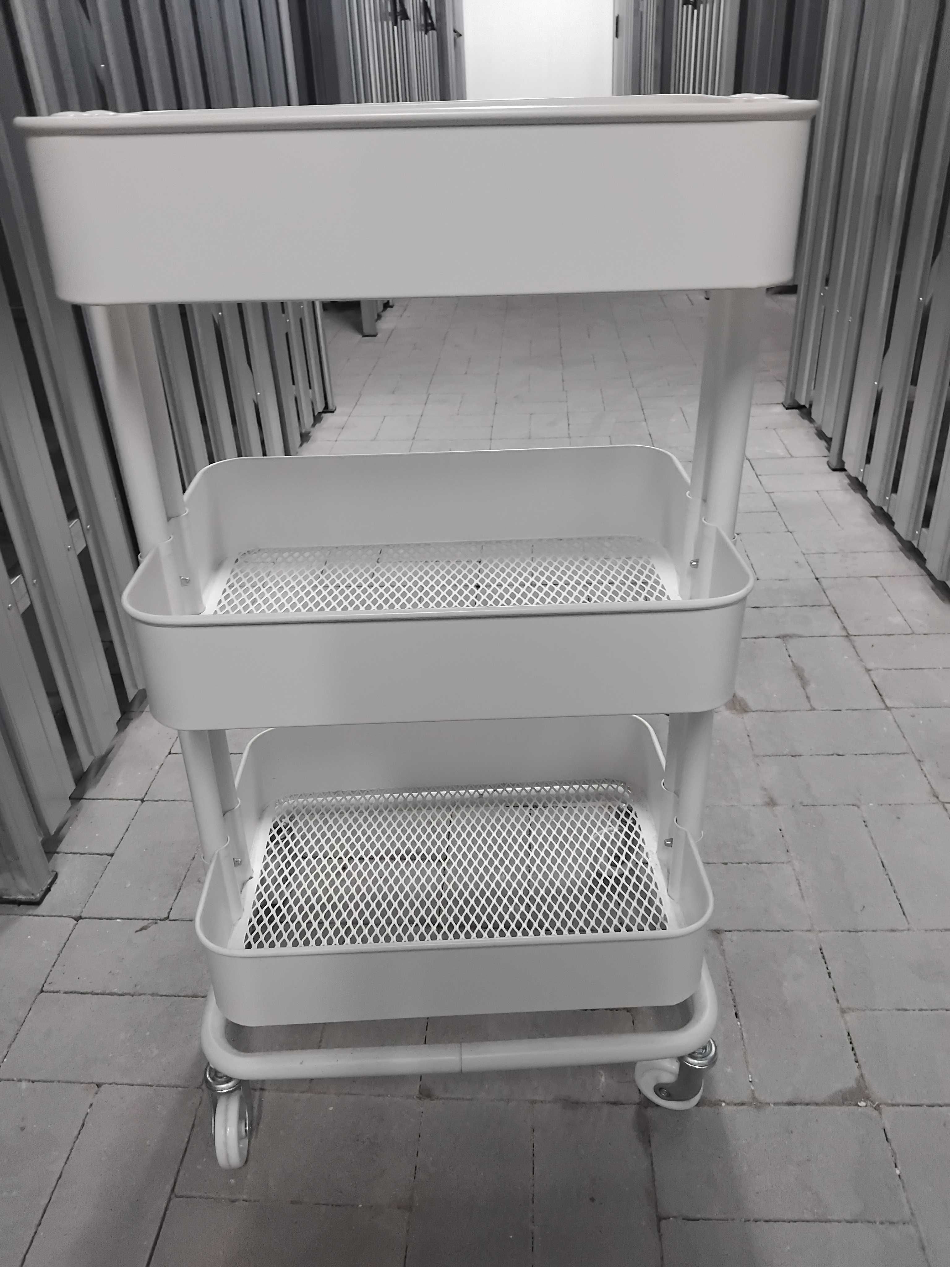 Biały wózek na kółkach