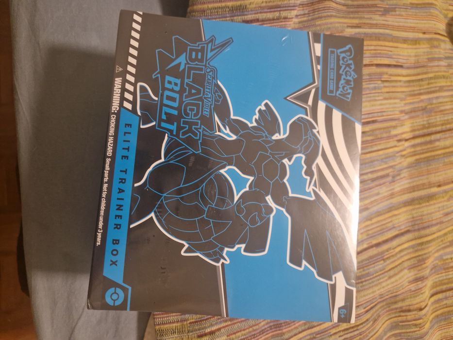Elite trainer box white flare or black bolt first wave in english