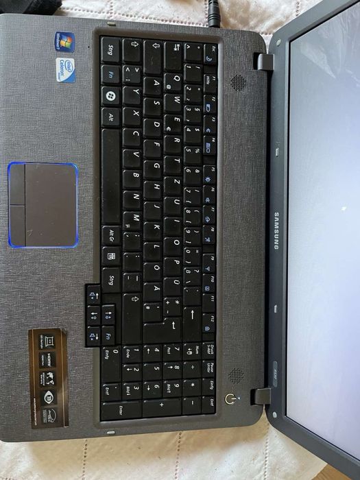 Ноутбук Samsung с немецкой клавиатурой