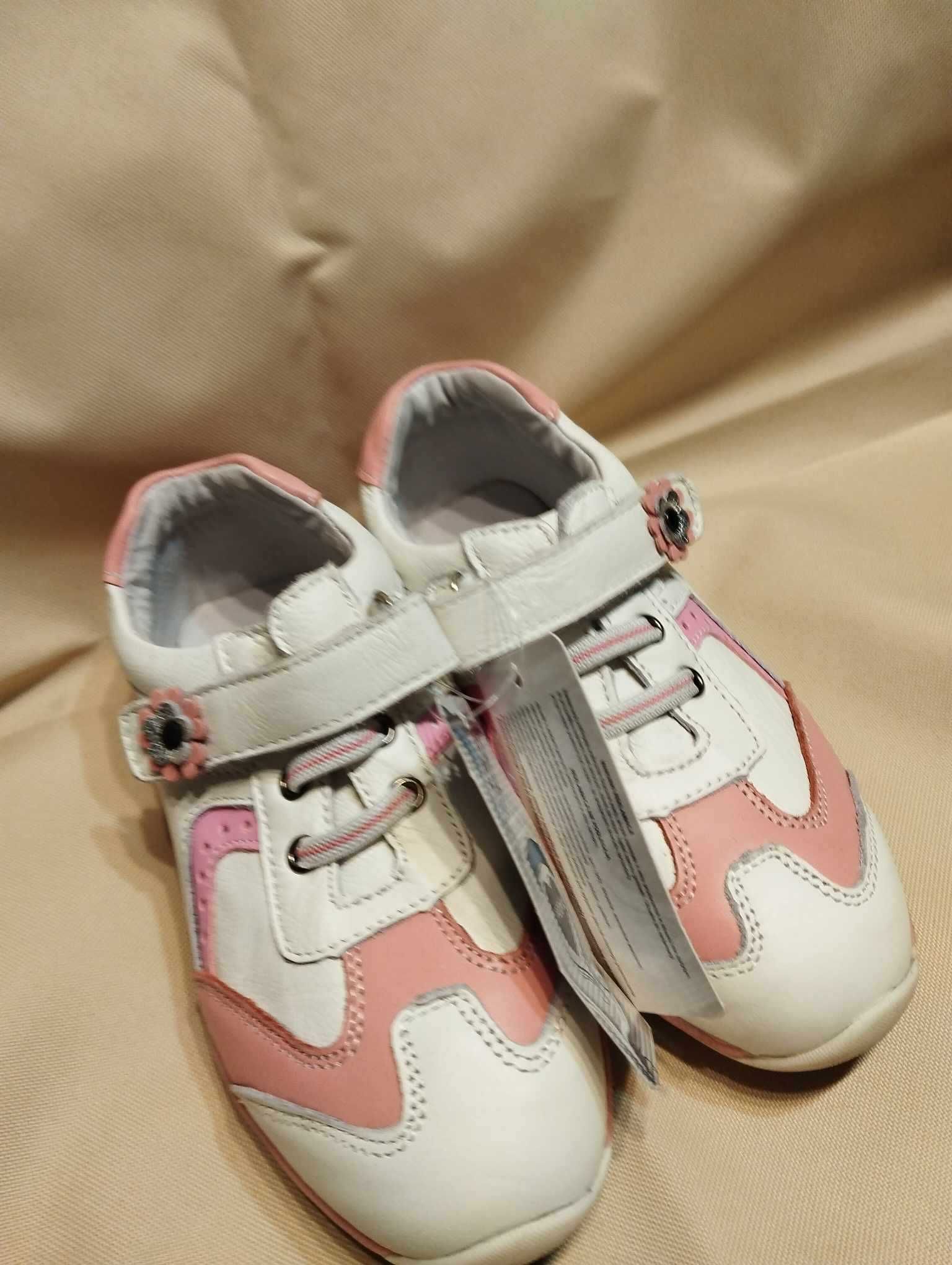 Białe buty dziewczęce z różowymi wzorami na rzep