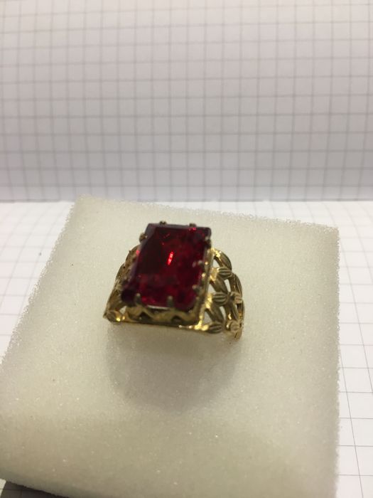 Винтажное кольцо с красным камнем