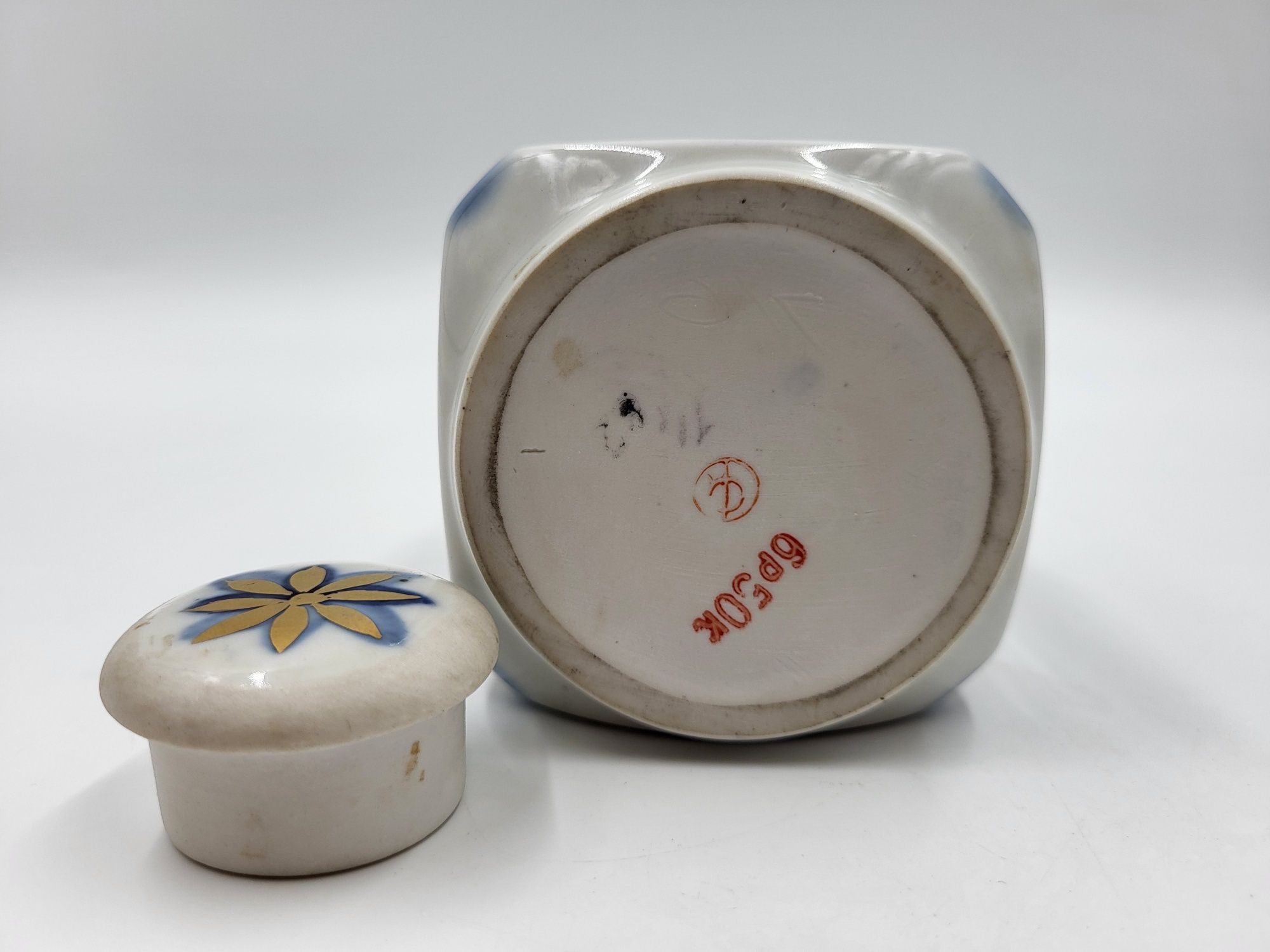 Ładny porcelanowy pojemnik karafla złocona, sygnowana Kislovodsk
