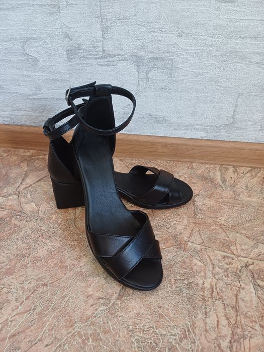 Жіночі шкіряні босоніжки