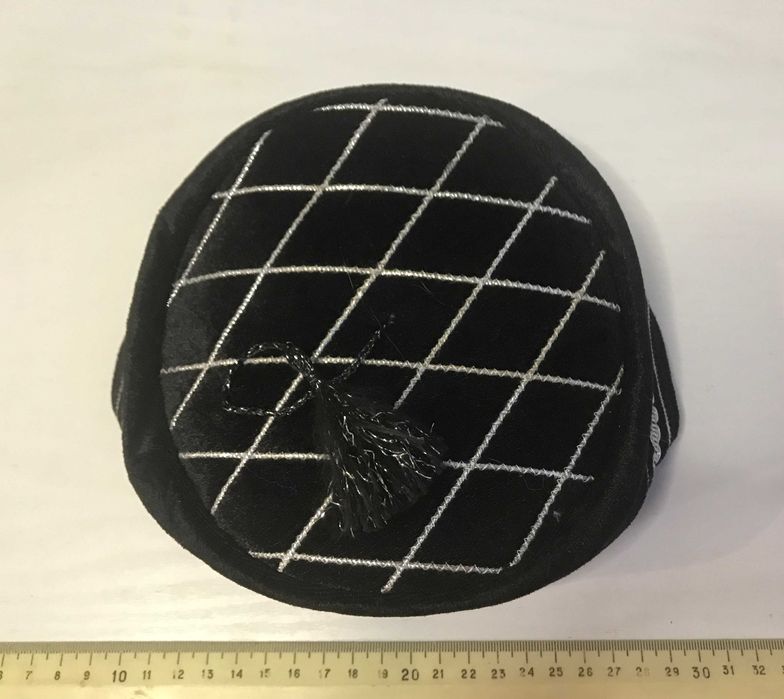 Тюбетейка з китицею. 
Тюбетейка. Традиційний чоловічий головний убір.