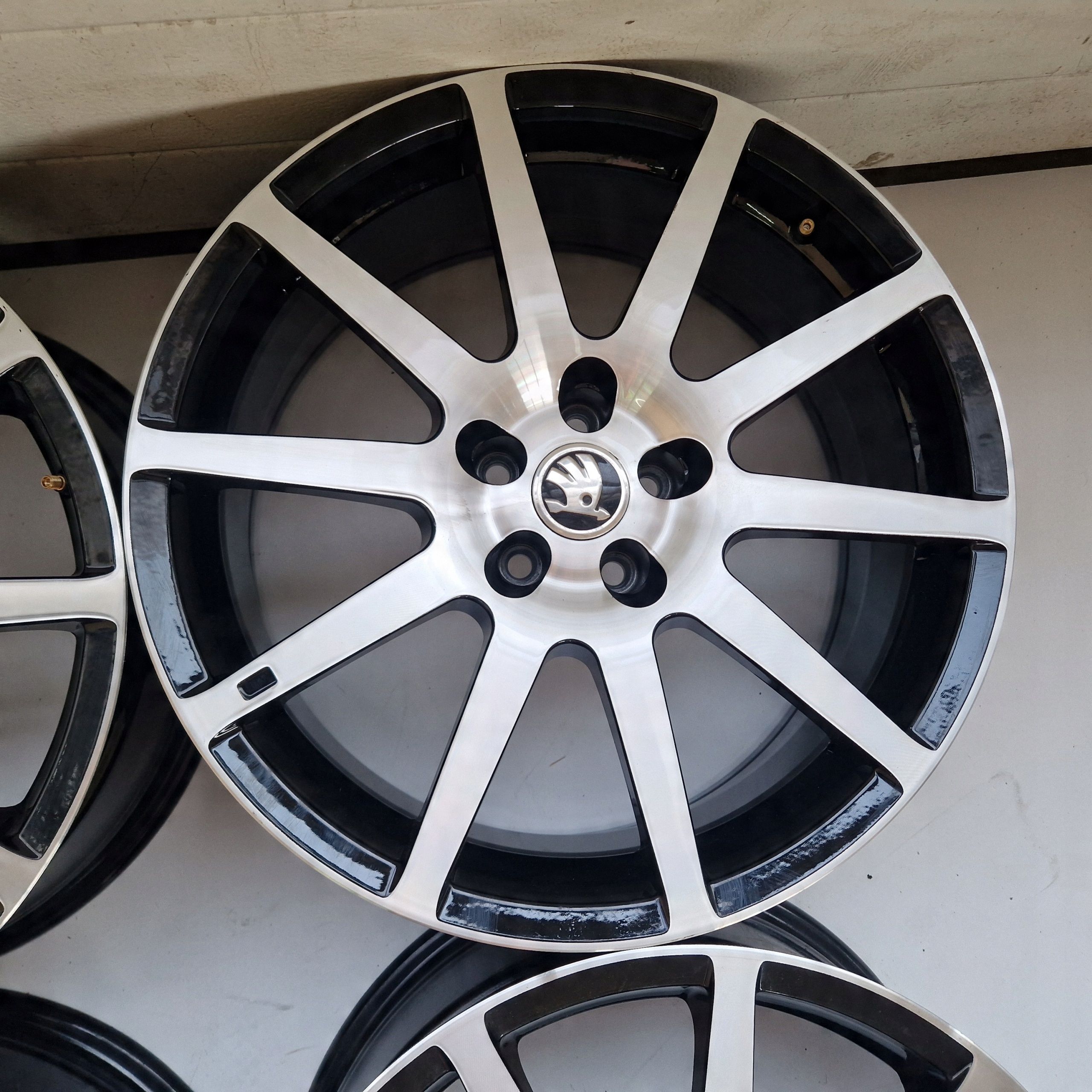 Skoda Scala Kamiq Fabia 5x100 18'' ET35 jak Nowe 4X