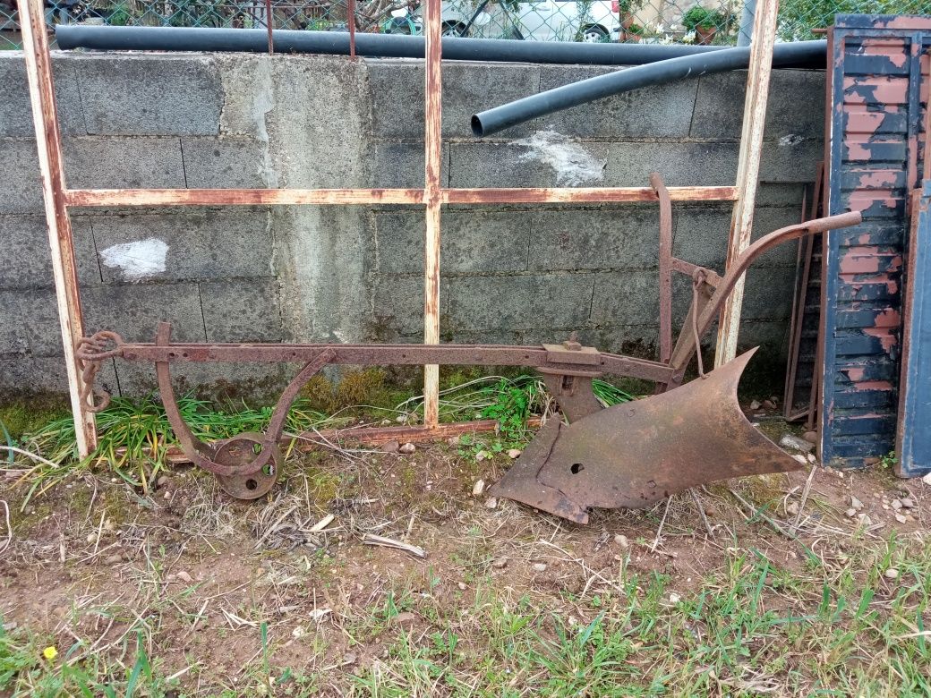 Charrua de bois em ferro de uma aivaca