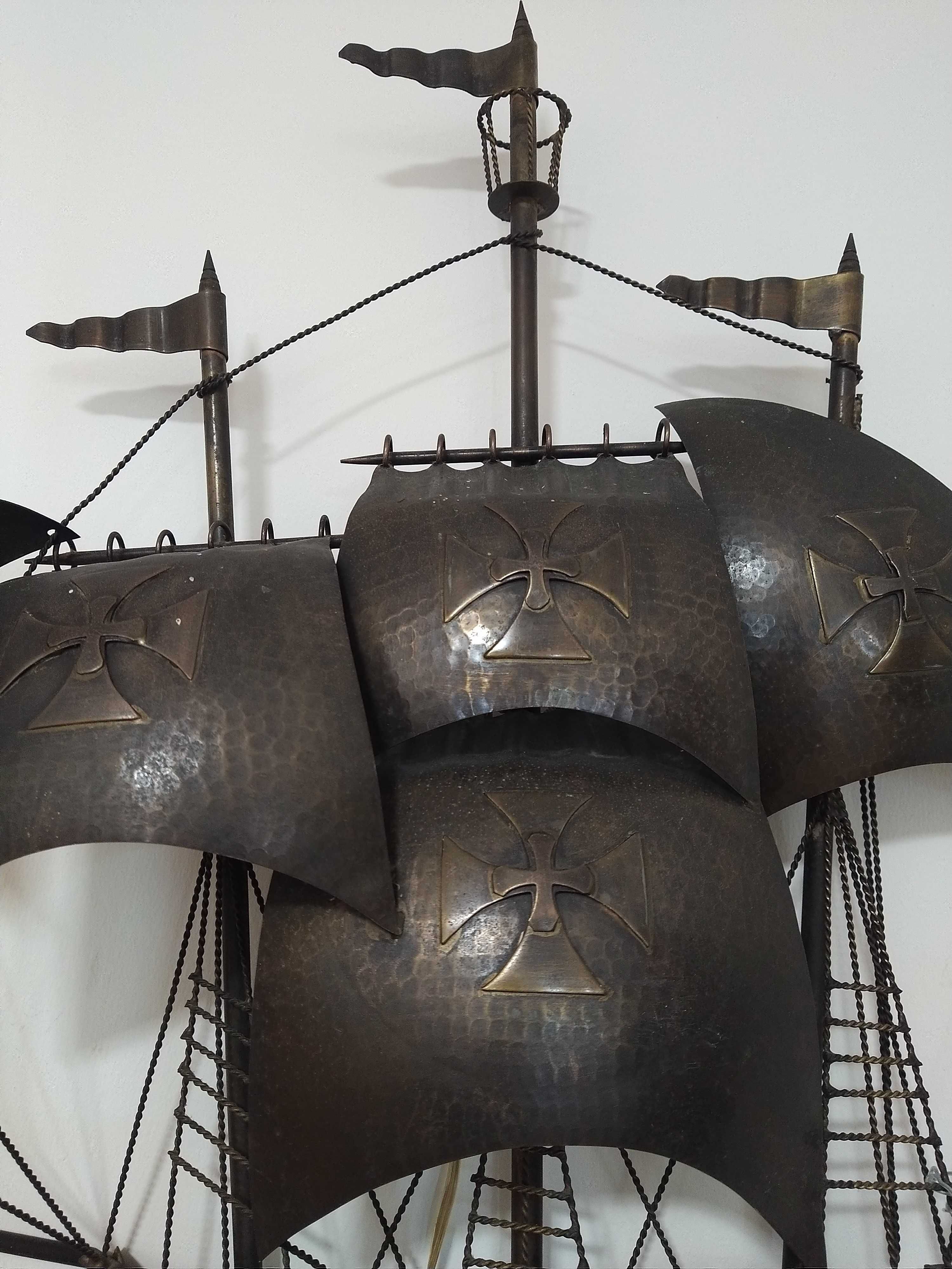 Antigo candeeiro, Caravela Portuguesa. Ferro e metal trabalhado. Arte