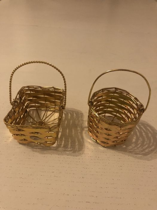 2 cestos metal dourados em ótimo estado. Preço da unidade.