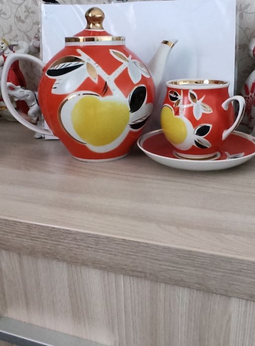 Чайник , яблуко.