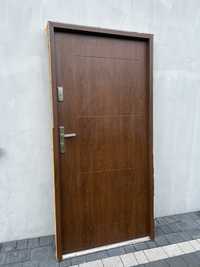 Drzwi zewnętrzne stalowe 90 orzech polskie