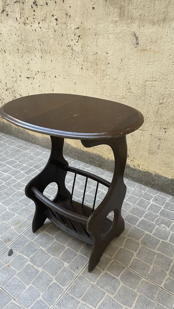 Mesa antiga para jornais e Revistas
