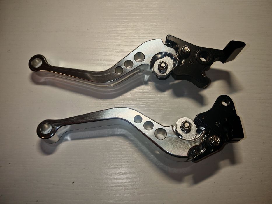 Regulowane klamki / manetki do motocykla - uniwersalne - aluminiowe