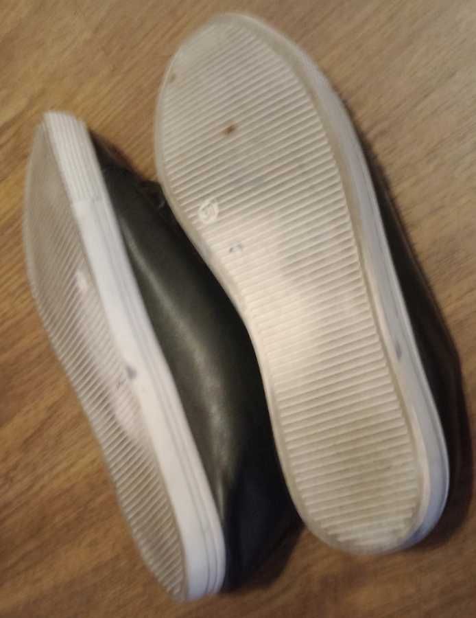 Niskie wiązane skóropodobne lakierowane trampki damskie 37
