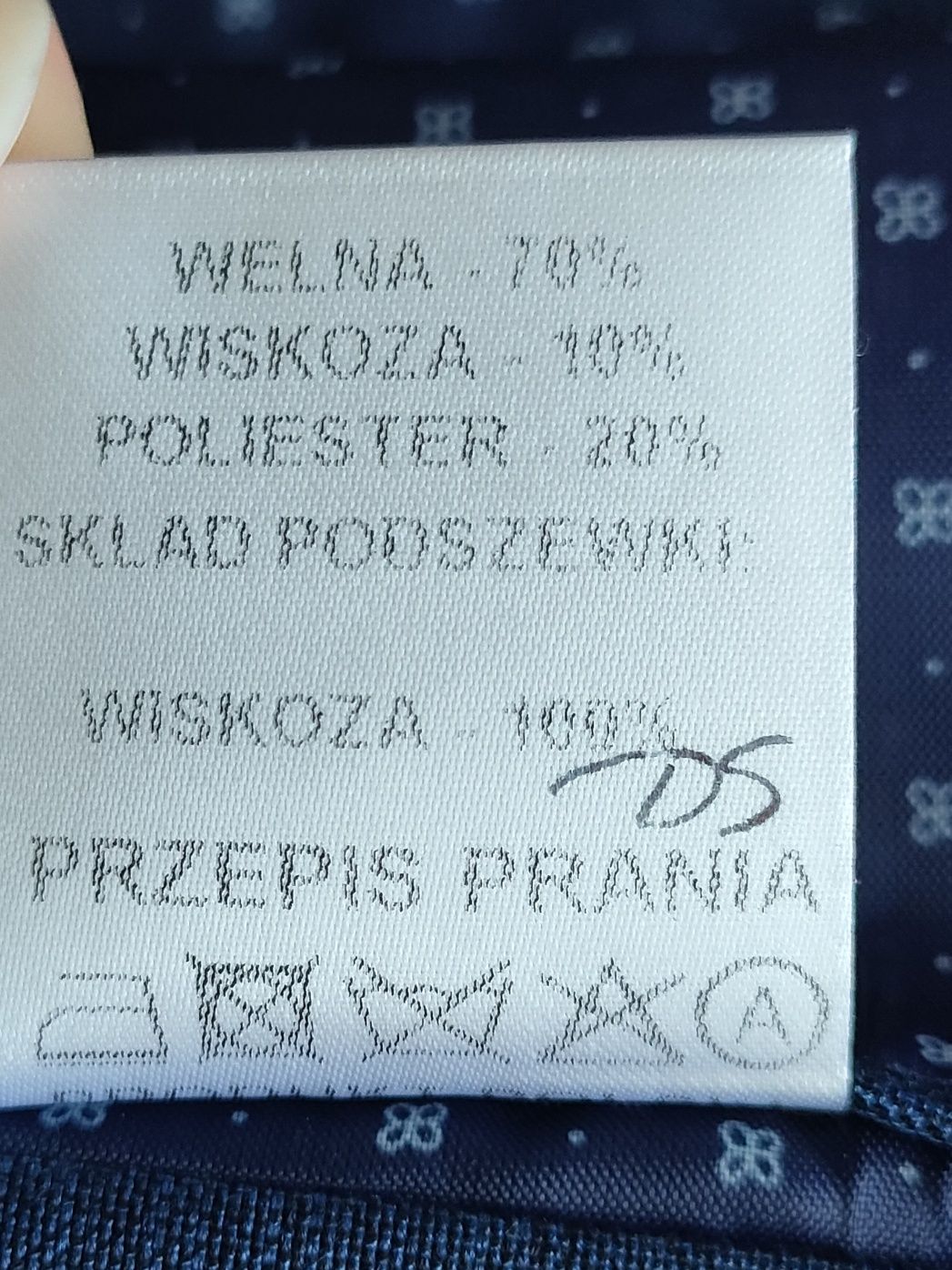 Granatowa marynarka z poszetką