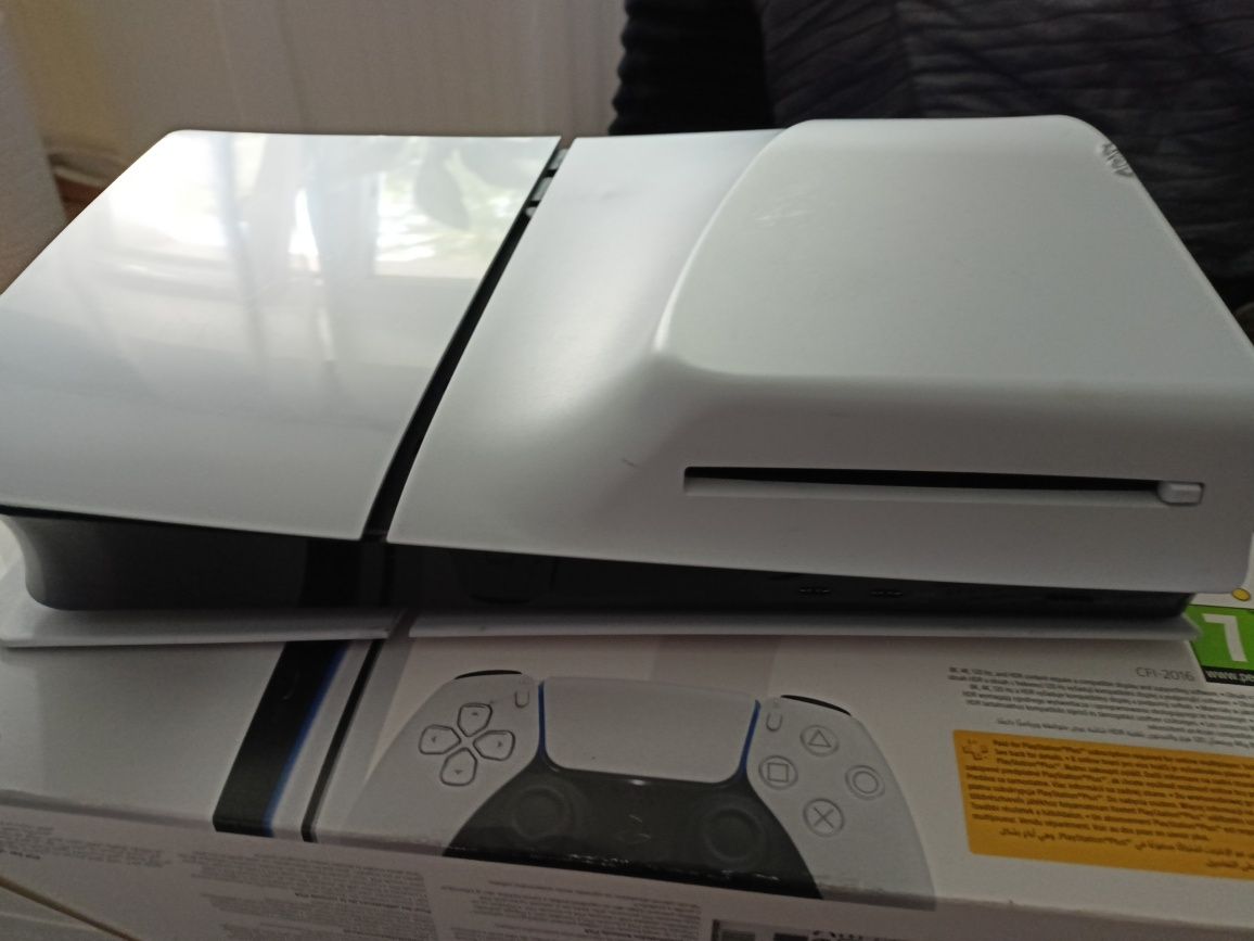 PlayStadion 5 Slim Sony konsola + 2 pady i FIFA 2024