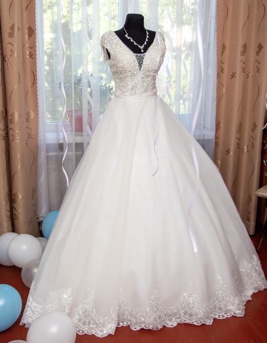Весільна пишна  сукня