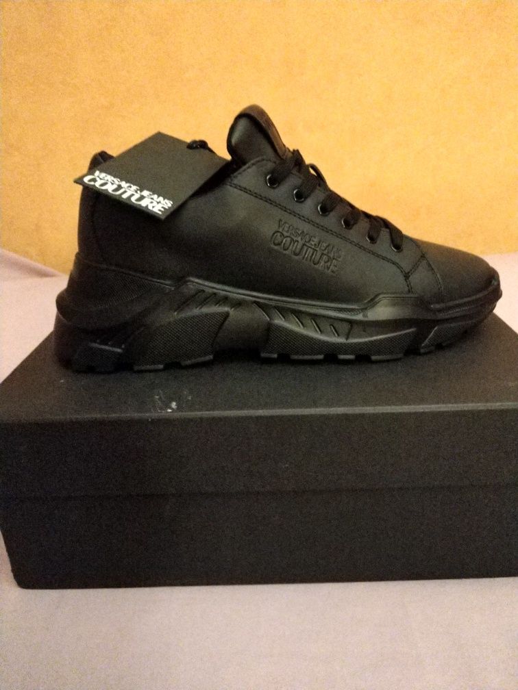 Wyprzedaż sneakersy męskie Versace Jeans Couture.