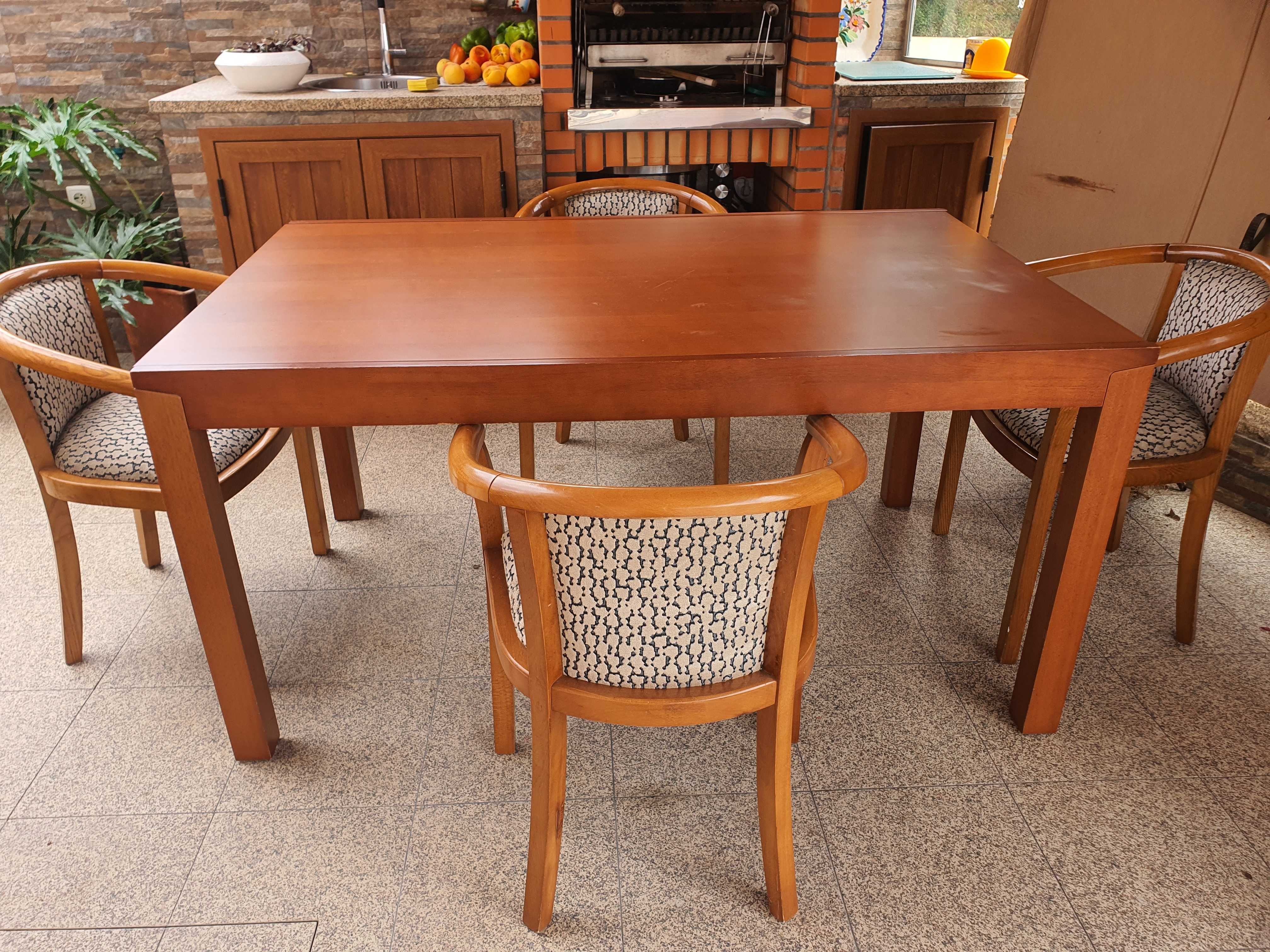 Mesa em madeira extensível e 4 cadeiras