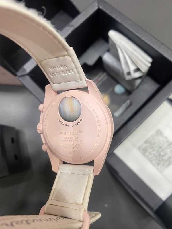 Omega x Swatch SO33P100 Wenus – Romantyczna Bioceramika