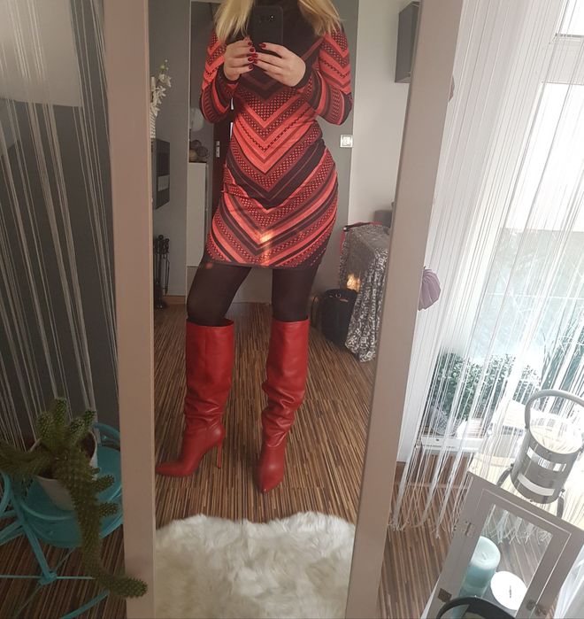 Piekna sukienka dopasowana