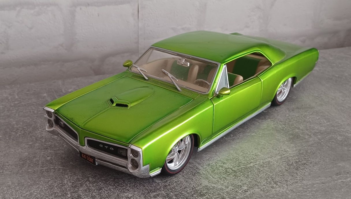 Modele samochodów Pontiac GTO i Chevrolet Impala 1:18. Hot Wheels.