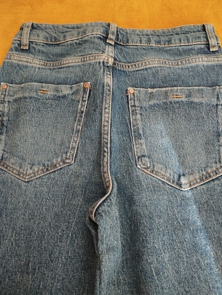 Calça de ganga de mulher.
