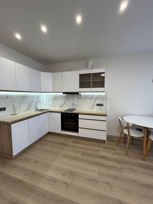 Квартира з сучасним ремонтом біля набержної! Без комісії!