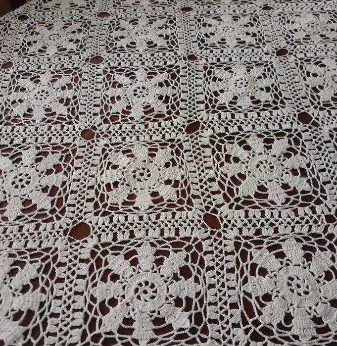 Obrus ręcznie wykonany z kordonka 105 cm x 105 cm