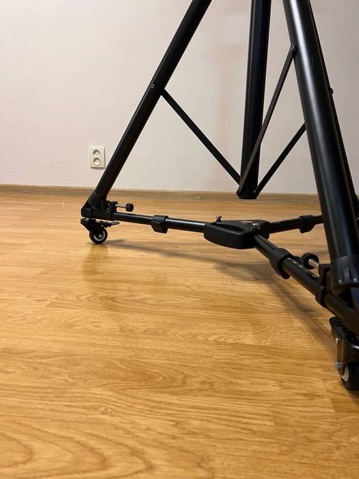 Стійка на колесах для ноутбука