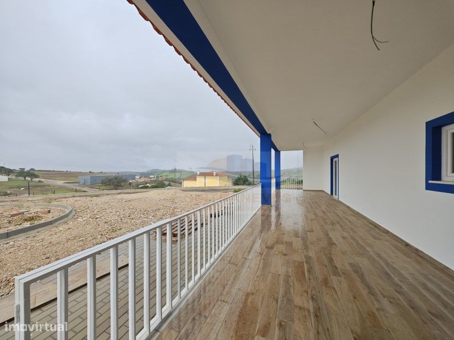 Lar acabado de construir em Santo Estevão das Galés